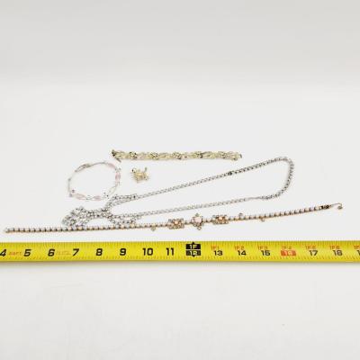 VINTAGE MISSING PIECES LOT OF NECKLACES & BROOCH