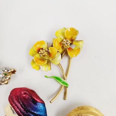 MISSING OR DAMAGED LOT OF VINTAGE BROOCHES