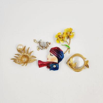MISSING OR DAMAGED LOT OF VINTAGE BROOCHES