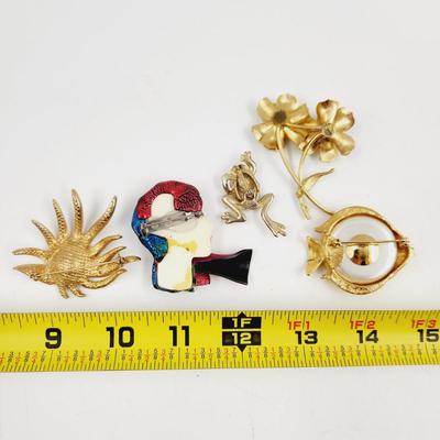 MISSING OR DAMAGED LOT OF VINTAGE BROOCHES