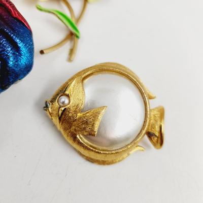 MISSING OR DAMAGED LOT OF VINTAGE BROOCHES