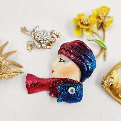 MISSING OR DAMAGED LOT OF VINTAGE BROOCHES