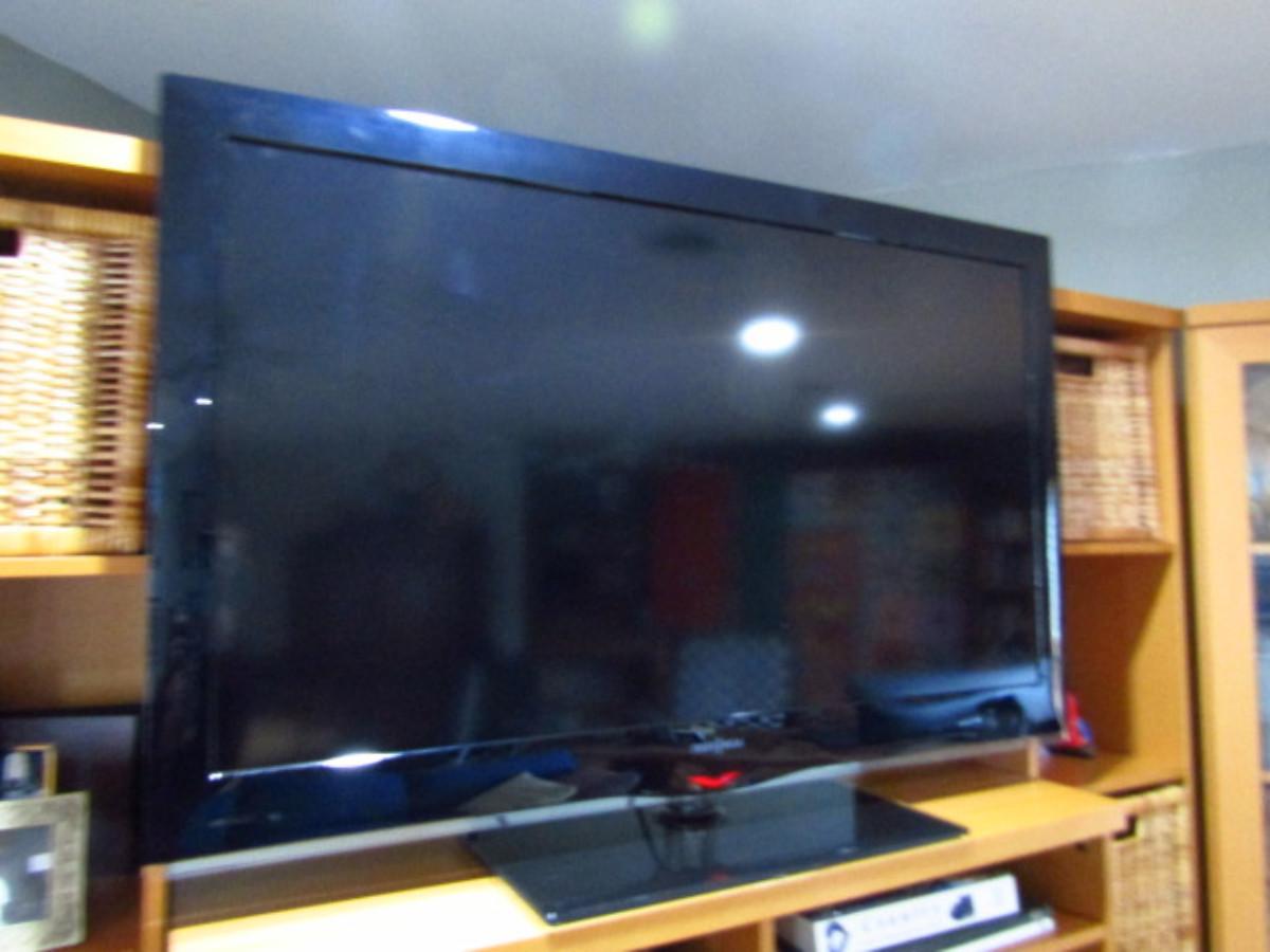 Insignia Flat Screen TV with Remote Approx 46 Inch (Studio)