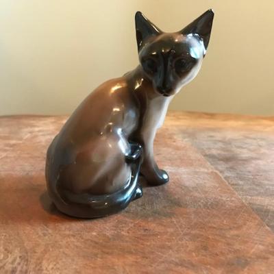 Fine porcelain Siamese cat figurine