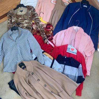 Large lot of clothing, mostly mediums, a couple of smalls and larges