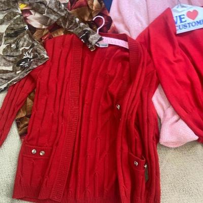 Large lot of clothing, mostly mediums, a couple of smalls and larges