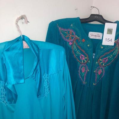 Large lot of clothing, mostly mediums, a couple of smalls and larges