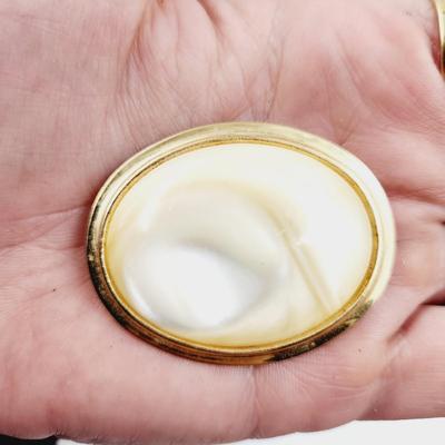 VINTAGE MOTHER OF PEARL GOLD TONED BROOCH