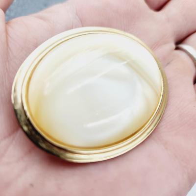 VINTAGE MOTHER OF PEARL GOLD TONED BROOCH