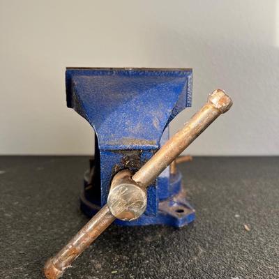 Wilton 4â€ Heavy Duty Bench Vise w/ Swivel Base