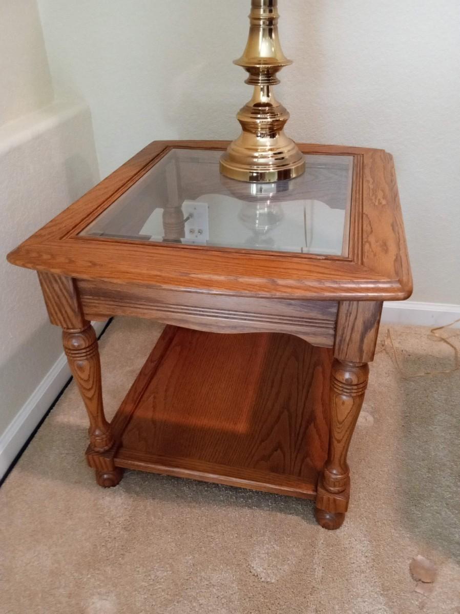 2 TIER OAK END TABLE WITH BRASS TABLE LAMP