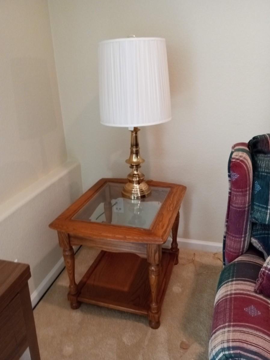 2 TIER OAK END TABLE WITH BRASS TABLE LAMP