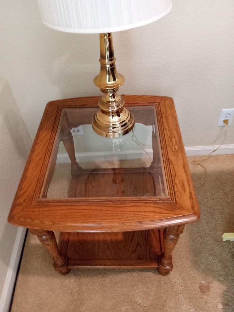 2 TIER OAK END TABLE WITH BRASS TABLE LAMP