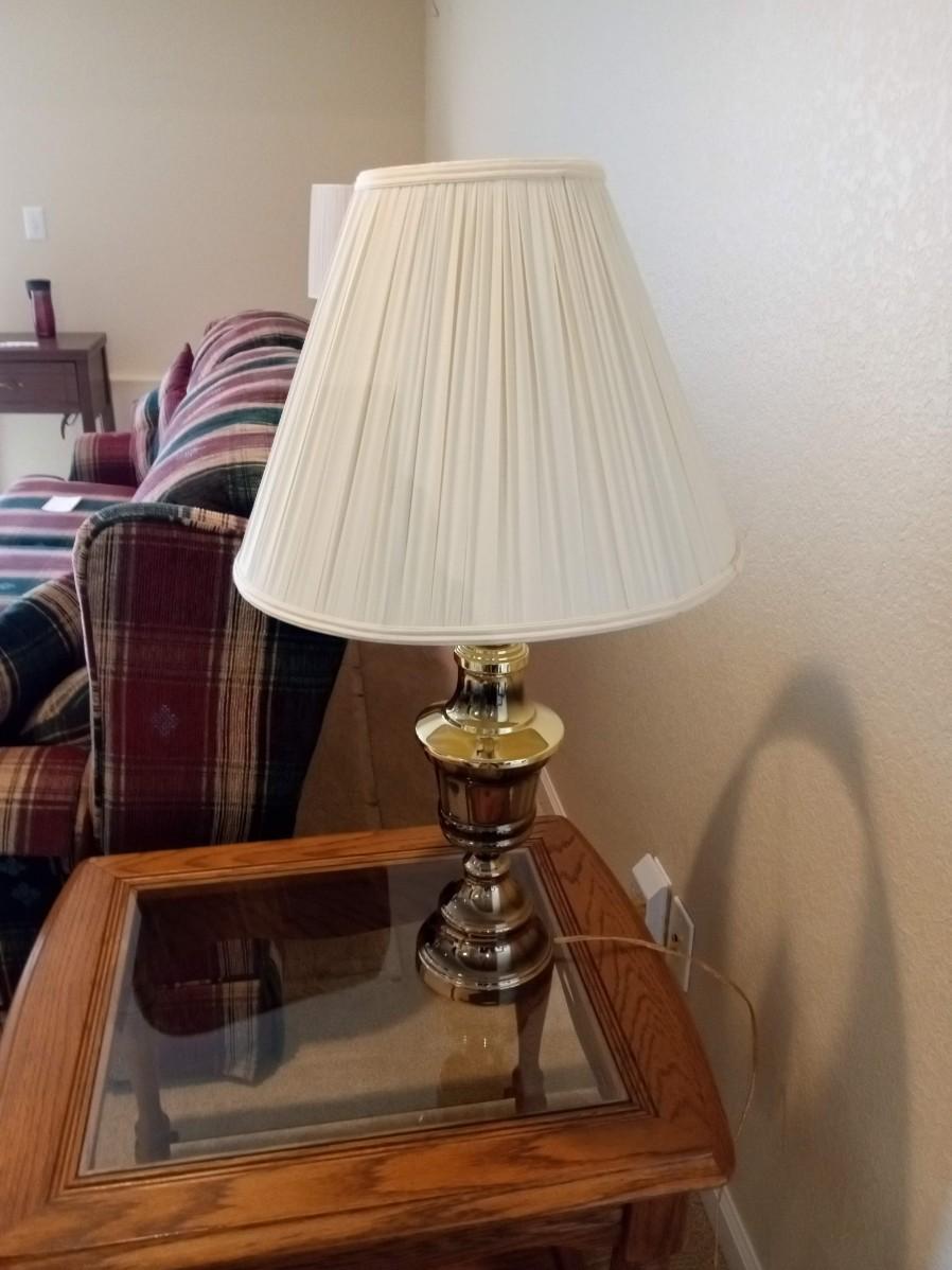 2 TIER OAK END TABLE WITH BRASS LAMP