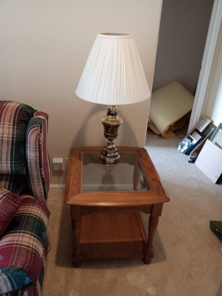2 TIER OAK END TABLE WITH BRASS LAMP