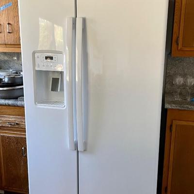 Near new GE white side-by-side Refrigerator model #GSS25IGNPHWW