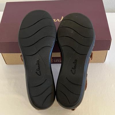 CLARKS ~ Tan Sandals ~ Ladies Size 7 ~ NIB