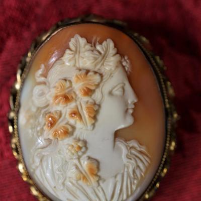 EARLY 1900' SHELLL CAMEO W/ BRAIDED GOLD TONE FRAME