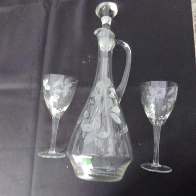 DECANTER AND 2 GLASSES.