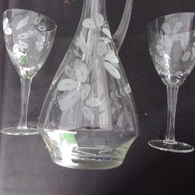 DECANTER AND 2 GLASSES.