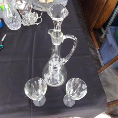 DECANTER AND 2 GLASSES.