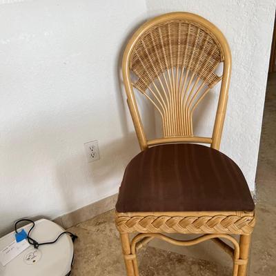 Wicker Dinette Table and Chairs  (K-JM)