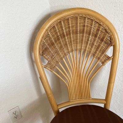 Wicker Dinette Table and Chairs  (K-JM)