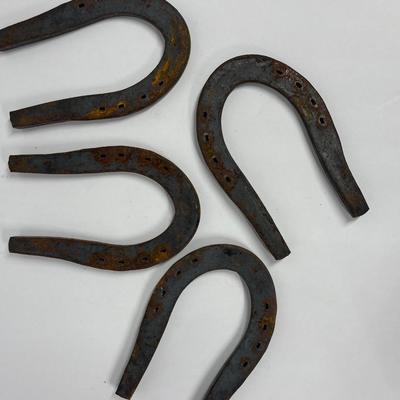 Set of horseshoes