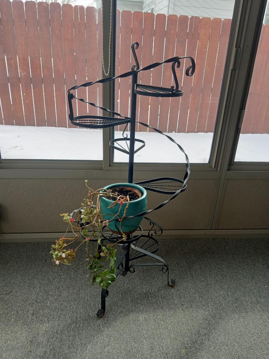 WROUGHT IRON SPIRAL PLANT STAND | EstateSales.org