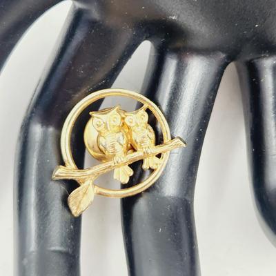 VINTAGE AVON GOLD TONED PIN