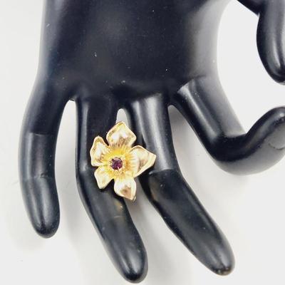 VINTAGE GOLD TONED LILLY W/ PURPLE CRYSTAL PIN