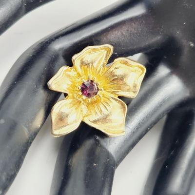 VINTAGE GOLD TONED LILLY W/ PURPLE CRYSTAL PIN