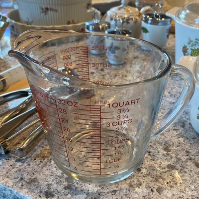 Mixing bowls - glass and melamine & 4 cup pyrex measuring cup