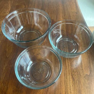 Mixing bowls - glass and melamine & 4 cup pyrex measuring cup