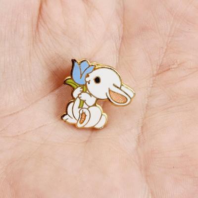 1983 HALLMARK CARDS BUNNY PIN