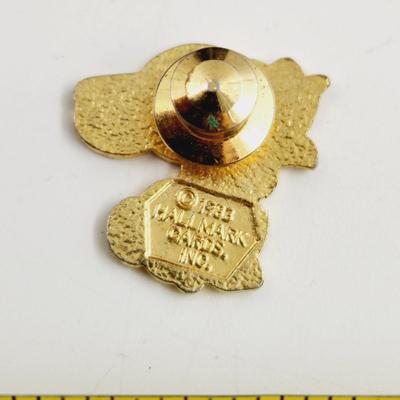 1983 HALLMARK CARDS BUNNY PIN
