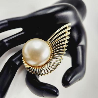 VINTAGE SARAH COVENTRY FAUX PEARL GOLD TONED BROOCH