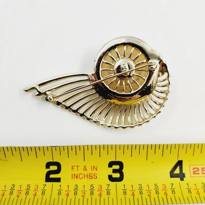 VINTAGE SARAH COVENTRY FAUX PEARL GOLD TONED BROOCH