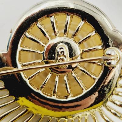 VINTAGE SARAH COVENTRY FAUX PEARL GOLD TONED BROOCH