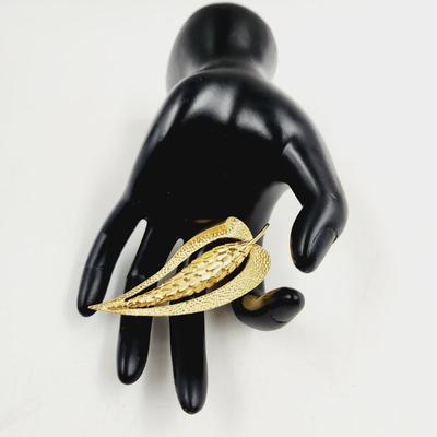 VINTAGE GOLD TONED LEAF BROOCH