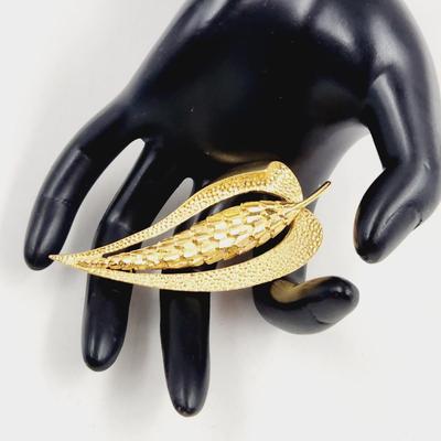 VINTAGE GOLD TONED LEAF BROOCH