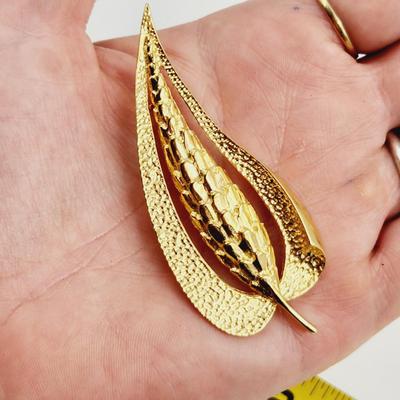 VINTAGE GOLD TONED LEAF BROOCH