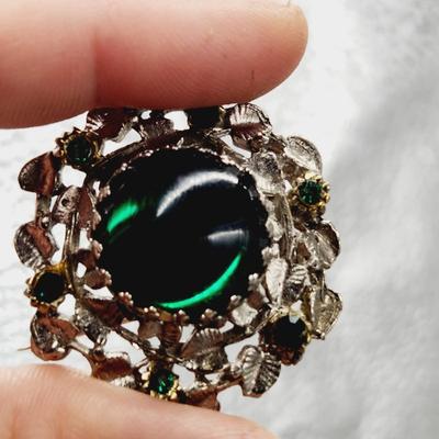 BEAUTIFUL SILVER TONED GLASS STONE EMERALD BROOCH