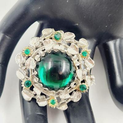 BEAUTIFUL SILVER TONED GLASS STONE EMERALD BROOCH