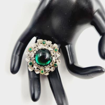 BEAUTIFUL SILVER TONED GLASS STONE EMERALD BROOCH