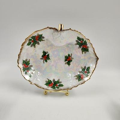 1960S UCAGCO HOLLY & BERRY LUSTERWARE TEA CUPS & SMALL PLATTER SET