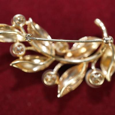 14kt GOLD LEAF PIN WITH FIVE PEARLS OF VARIOUS SIZES
