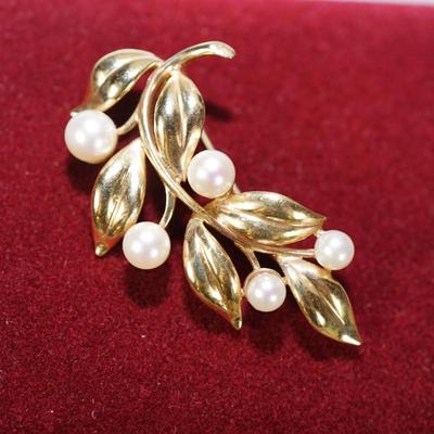 14kt GOLD LEAF PIN WITH FIVE PEARLS OF VARIOUS SIZES