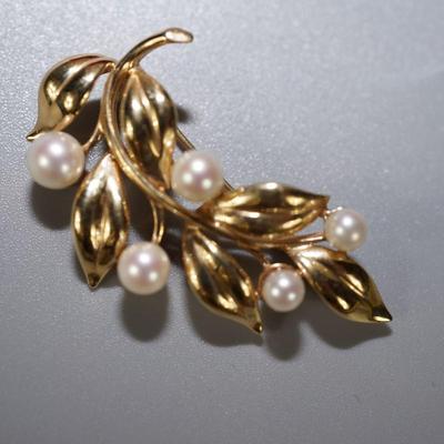 14kt GOLD LEAF PIN WITH FIVE PEARLS OF VARIOUS SIZES