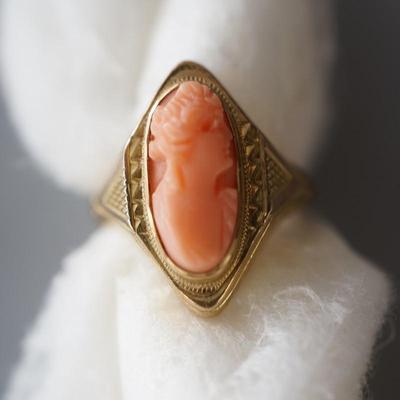 ANTIQUE 10KT GOLD CAMEO RING OF CARVED CORAL. SIZE 4.5